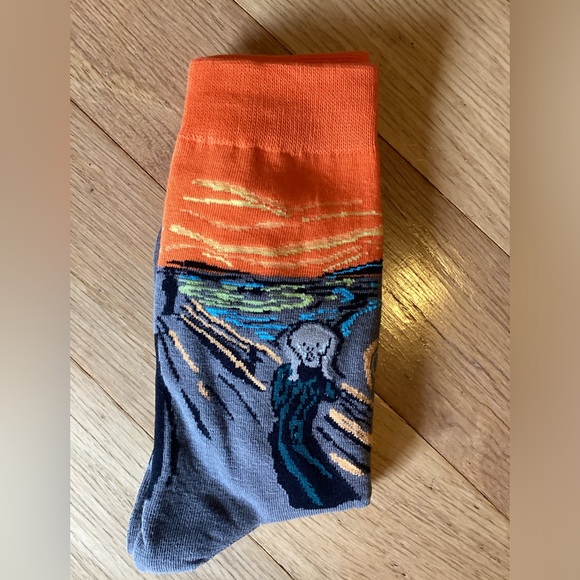 Artful unisex socks adaptation of the Scream.  Quality fun socks in gray… - Picture 3 of 3